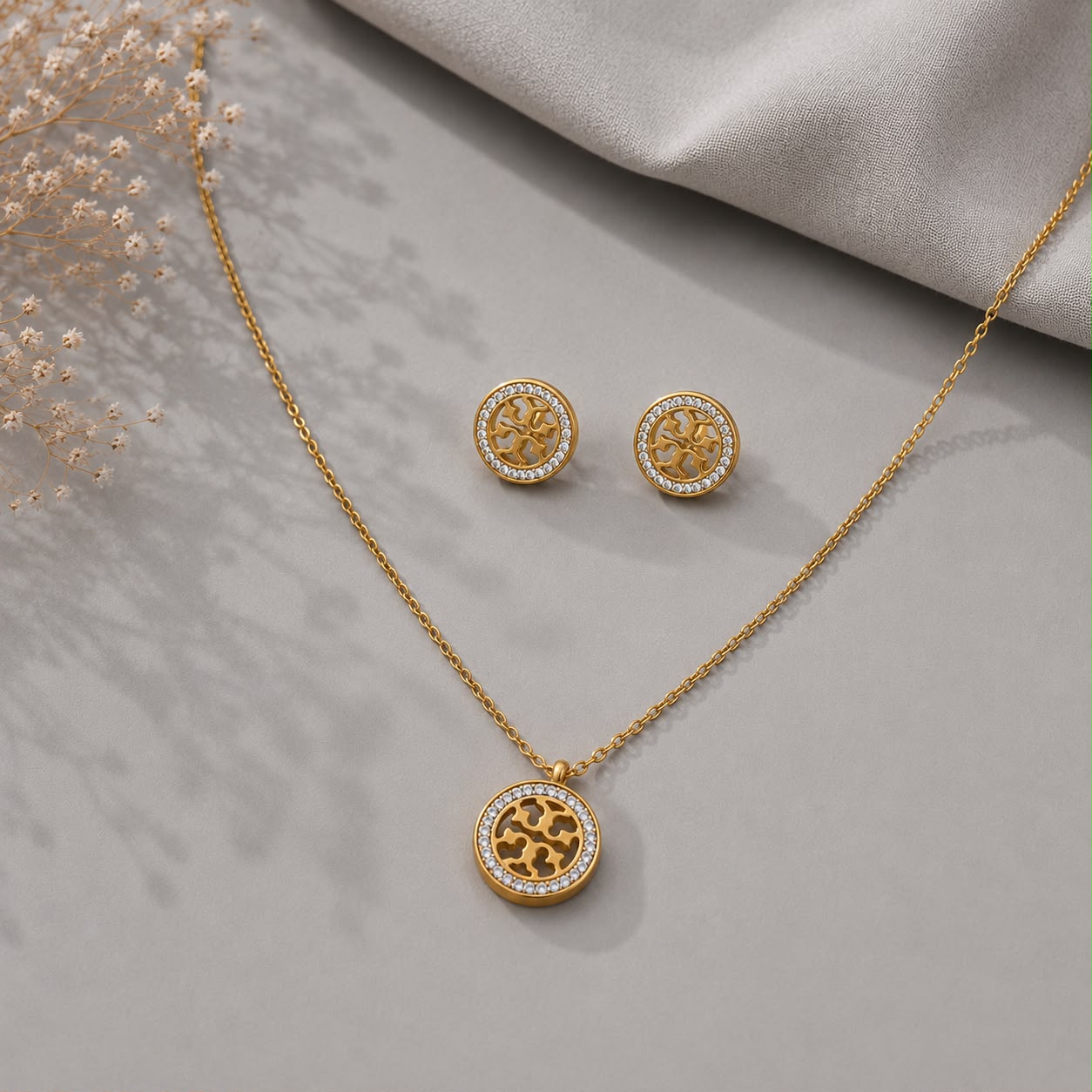 Decent Minimalistic Necklace with Studd