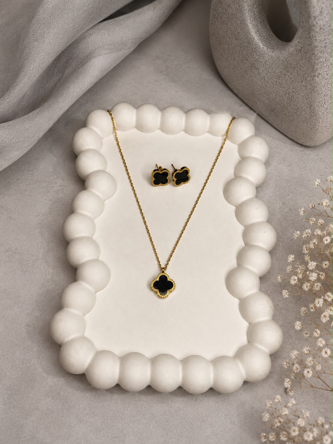 Black Clover (necklace -Studs)